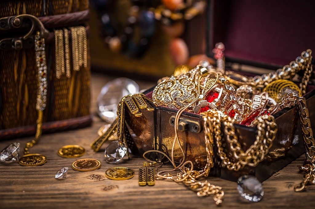 How Antique Jewelry Buyers Can Help You Understand the Value of Your Collection