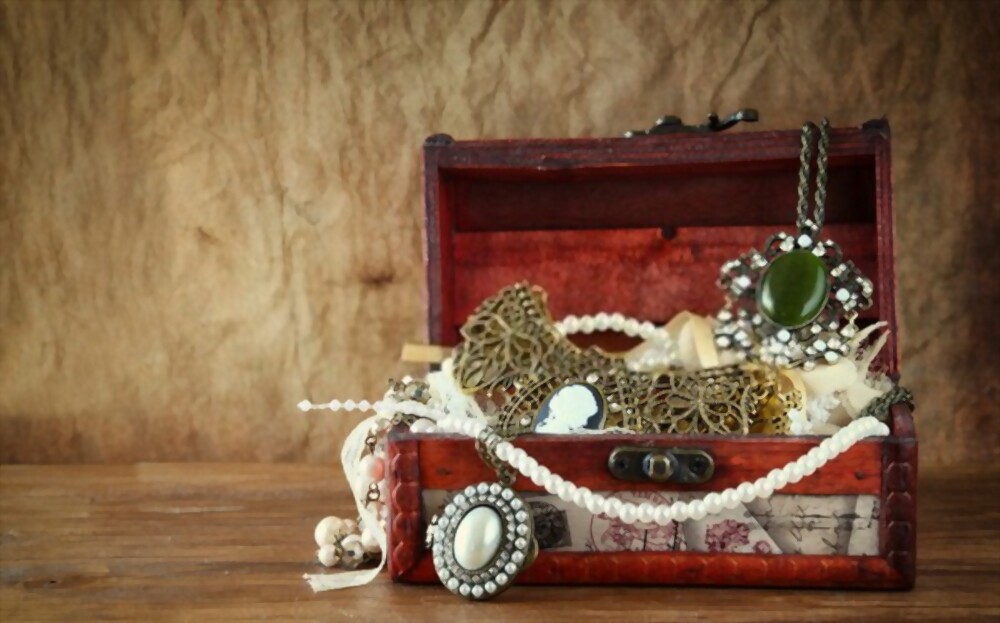 Have Antique Jewellery You No Longer Wear? How to Find Its True Value Before Selling